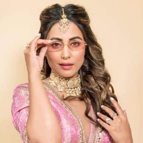 Loose Waves with Maang Tikka